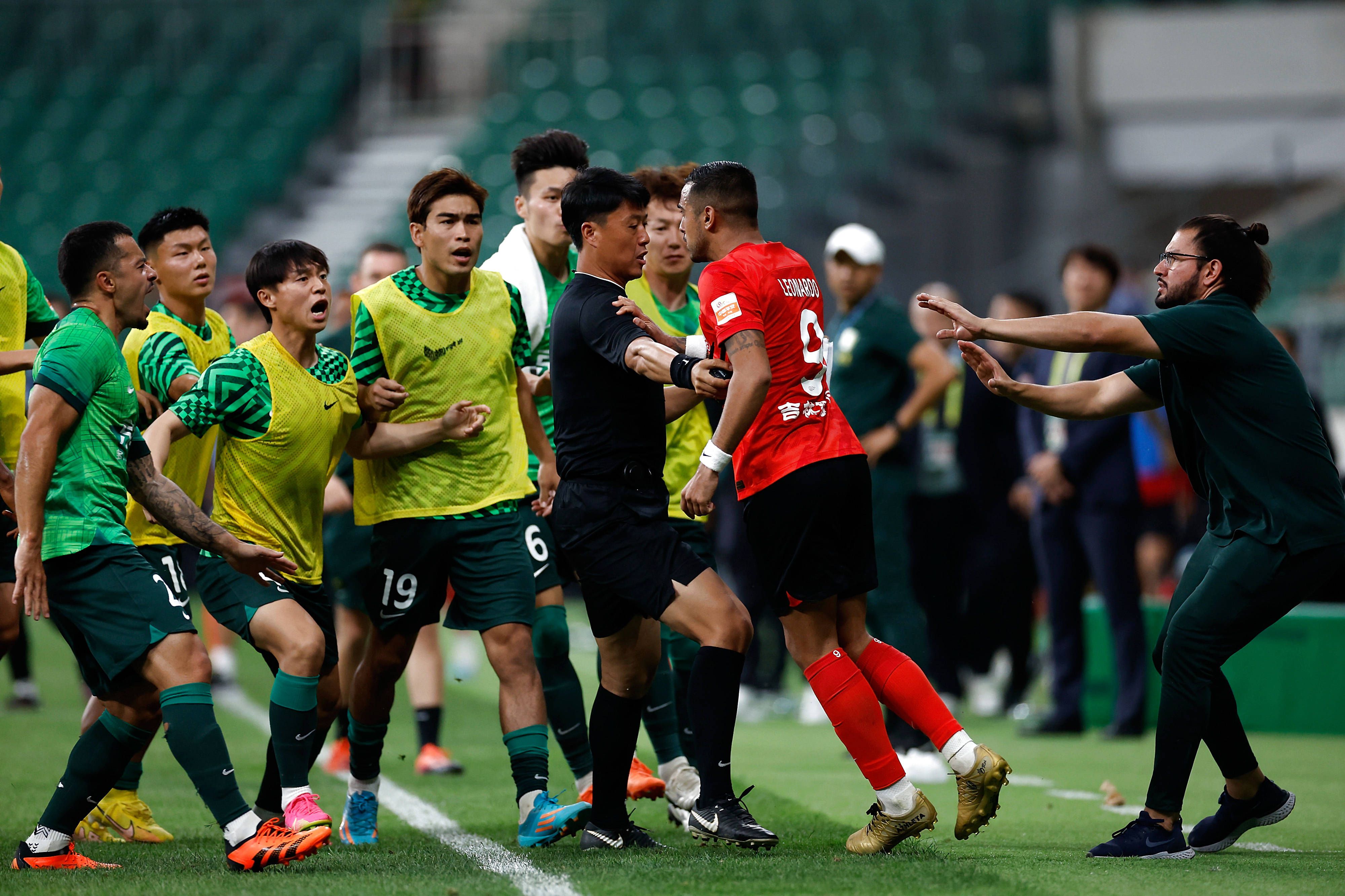 在本轮英超，阿森纳2-0击败布莱顿，以下为双方全场数据对比：阿森纳vs布莱顿射门：26-6射正：9-1预期进球：2.26-0.69控球率50%-50%传球成功率：90%-89%犯规：11-9黄牌：1-3角球：10-1